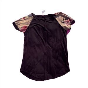 Cool Melon Women’s Black Top Floral Sleeves Size XL